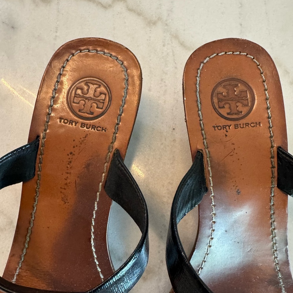 Tory Burch Black Leather Thong Sandals with Gold Logo - Picture 6 of 9